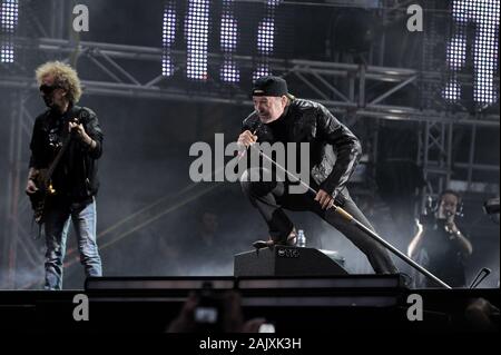 Milan Italie ,16 juin 2011, concert live de VASCO au Stadio Meazza San Siro : le chanteur basque pendant le concert Banque D'Images