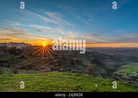 Magnifique Coucher de soleil sur Mazzarino, Enna, Sicile, Italie, Europe Banque D'Images