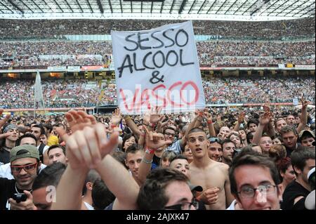 Milan Italie ,16 juin 2011, concert live de VASCO au Stadio Meazza San Siro : Vasco fans au stade San Siro avant le concert Banque D'Images