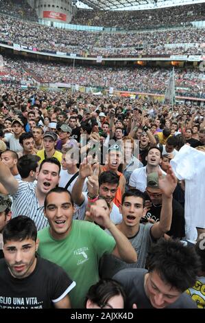 Milan Italie ,16 juin 2011, concert live de VASCO au Stadio Meazza San Siro : Vasco fans au stade San Siro avant le concert Banque D'Images