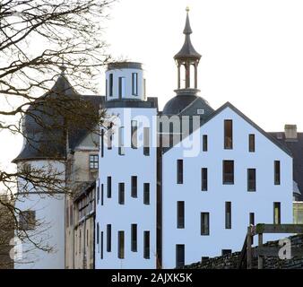 03 janvier 2020, la Saxe-Anhalt, Stolberg : au-dessus de la ville à colombages dans les montagnes du Harz est le 13e siècle le château de Stolberg. La Fondation allemande pour la protection des monuments a acheté le château en 2002 et il a entièrement rénové et étendu. La partie droite est en cours de développement dans un hôtel dans une 5ème phase de construction. Les quelque 1 100 habitants de Stolberg sont heureux de la 1e place dans le concours pour le titre 'plus beaux village de France'. Annoncé par le magazine de voyage en ligne, les plus de 800 Travelbook-année-vieille ville avec ses 320 000 visiteurs un Banque D'Images