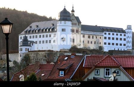 03 janvier 2020, la Saxe-Anhalt, Stolberg : au-dessus de la ville à colombages dans les montagnes du Harz est le 13e siècle le château de Stolberg. La Fondation allemande pour la protection des monuments a acheté le château en 2002 et il a entièrement rénové et étendu. La partie droite est en cours de développement dans un hôtel dans une 5ème phase de construction. Les quelque 1 100 habitants de Stolberg sont heureux de la 1e place dans le concours pour le titre 'plus beaux village de France'. Annoncé par le magazine de voyage en ligne, les plus de 800 Travelbook-année-vieille ville avec ses 320 000 visiteurs un Banque D'Images