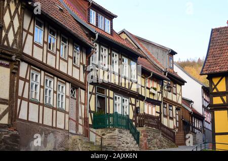 03 janvier 2020, la Saxe-Anhalt, Stolberg : de nombreuses maisons à colombages du xve au xviiie siècle dans l'Töpfergasse de la petite ville à colombage de Stolberg dans les montagnes du Harz. Les quelque 1 100 habitants de Stolberg sont heureux de la 1e place dans le concours pour le titre 'plus beaux village de France'. Annoncé par le magazine de voyage en ligne, les plus de 800 Travelbook-année-vieille ville avec ses 320 000 visiteurs par an a reçu le titre d'avance sur les villages de Reit im Winkel (Bavière) et Bacharack (Rhénanie-Palatinat). Photo : Waltraud Grubitzsch/dpa-Zen Banque D'Images