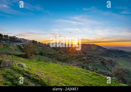 Magnifique Coucher de soleil sur Mazzarino, Enna, Sicile, Italie, Europe Banque D'Images