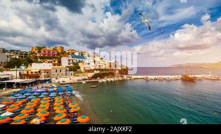 Panorama de port avec bateaux, bateaux, plage et phare à Bali au lever du soleil, Rethymno, Crète, Grèce. Célèbre station balnéaire dans le village de Bali, près de Banque D'Images