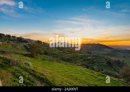 Magnifique Coucher de soleil sur Mazzarino, Enna, Sicile, Italie, Europe Banque D'Images