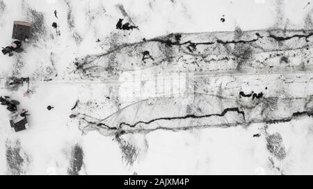 Les travailleurs chinois tirer un immense filet de pêche de s'attendre à une bonne récolte sur le lac de Wolong gelés dans le comté de Kangping, Shenyang, ville du nord-est de la Chine a Liaon Banque D'Images