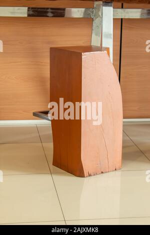 Chaise en bois des tiges, grandes et mettre le pied en acier inoxydable. Banque D'Images