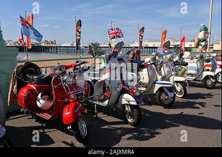 Sur les scooters de mer affichage Mod week-end à Brighton en Angleterre Banque D'Images