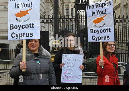 Les gens de l'extérieur, Downing Street au centre de Londres, comme ils prennent part à une marche de protestation à l'appui de la femme britannique condamné à Chypre de mentir au sujet d'être violée. Banque D'Images