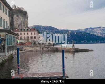 Beau panorama depuis le bord du lac à Arona, une charmante ville au bord du Lac Majeur. Piémont - Italie Banque D'Images