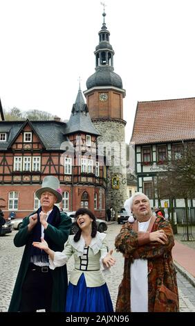 03 janvier 2020, la Saxe-Anhalt, Stolberg : Sur la place du marché historique des 800 ans à colombages du Harz ville de Stolberg, les acteurs Mario (r) et Christiane (M) Jantosch AllerweltTheater avec du maire local Ulrich Franke (l) comme professeur Lämpel, veuve Bolte et adapter Böck du programme Théâtre Wilhelm Busch. En collaboration avec les quelque 1 100 habitants de Stolberg, les trois d'entre eux sont heureux de la 1e place dans le concours pour le titre 'plus beaux village de France'. Annoncé par le magazine de voyage en ligne Travelbook, Stolberg, avec sa visite annuelle 320 000 Banque D'Images