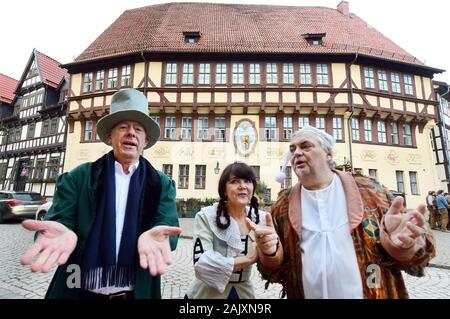 03 janvier 2020, la Saxe-Anhalt, Stolberg : en face de la plus de 550 ans, l'ancien hôtel de ville dans le Harz half-timbered ville de Stolberg, connu sous le nom de "curiosité d'architecture', sont les acteurs Mario (r) et Christiane (M) Jantosch AllerweltTheater du avec le maire local Ulrich Franke (l) comme professeur Lämpel, veuve Bolte et adapter Böck du programme Théâtre Wilhelm Busch. En collaboration avec les quelque 1 100 habitants de Stolberg, les trois sont ravis d'avoir remporté la première place dans la compétition pour le titre de "plus beau village de l'Allemagne'. Annoncé par le magazine de voyage en ligne T Banque D'Images