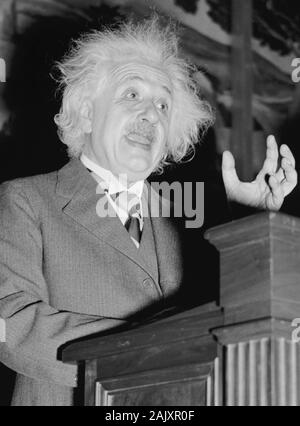 Vintage photo de physicien théorique, Albert Einstein (1879 - 1955) une conférence à la huitième congrès scientifique américaine à Washington DC en mai 1940. Photo par Harris et Ewing. Banque D'Images