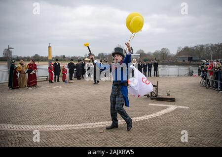 Brême, Allemagne. 08Th Jan, 2020. Coupe-glace pariant Peter Lüchinger gesticule vers l'auditoire. La coutume de la Brême paris glace remonte à Brême les marchands qui en 1828 bet si le Weser seraient gelés au début de janvier 1829. Lors du rituel, un 99-pound adapter doit utiliser un fer chaud pour vérifier si la rivière est gelée ou de glace. Le spectacle attire de nombreux spectateurs à la Weser chaque année. Credit : Sina Schuldt/dpa/Alamy Live News Banque D'Images