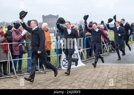 Brême, Allemagne. 08Th Jan, 2020. Les novices s'élèvent au-dessus de la digue de Pâques et agitent leurs melons. La coutume de la Brême paris glace remonte à Brême les marchands qui en 1828 bet si le Weser seraient gelés au début de janvier 1829. Lors du rituel, un 99-pound adapter doit utiliser un fer chaud pour vérifier si la rivière est gelée ou de glace. Le spectacle attire de nombreux spectateurs à la Weser chaque année. Credit : Sina Schuldt/dpa/Alamy Live News Banque D'Images