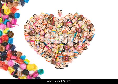 Beaucoup des petites poupées en forme d'un coeur ou d'un identifiant Apple et leurs différentes parties en plastique pour les enfants Mon MixieQ Mini's sur fond blanc Banque D'Images