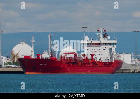 Produit tanker amarré dans le port d'Aveiro Aveiro Portugal quartier de Barra Banque D'Images