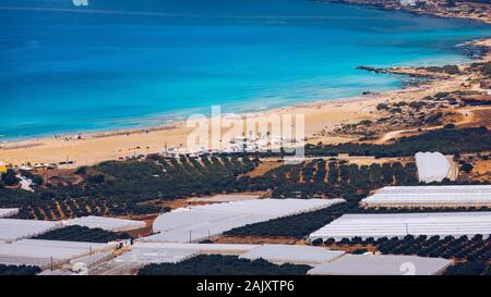 Tourné de belle plage Falasarna Falassarna (turquoise) en Crète, Grèce. Vue de la célèbre plage de sable de paradis turquoise profond de Falasarna (Phalasarna Banque D'Images