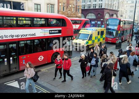 NHS ambulance coincée entre red double decker bus dans les embouteillages près de Oxford Circus sur Oxford Street à Londres Angleterre Royaume-uni KATHY DEWITT Banque D'Images