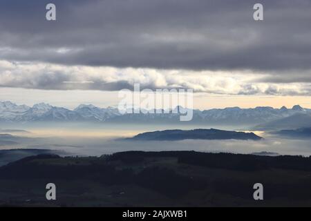 Cette photo a été prise le Bantiger près de Berne avec vue sur les alpes de l'Oberland bernois. La colline l'indignation le brouillard est la montagne o Banque D'Images