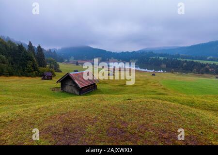 Vue panoramique de la scène du matin (Wagenbruchsee Geroldsee) lac avec plage arrière-plan sur la montagne Zugspitze. Voir l'automne étonnant des Alpes bavaroises, l'Allemagne, Banque D'Images