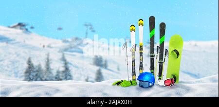 Ski, snowboard, Bâtons, gants, casque et lunettes épinglé à la neige à la station de ski. L'espace libre à côté du texte. Télésiège et de pente dans le backgrou Banque D'Images