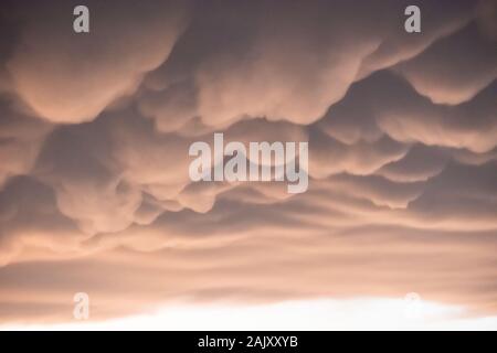 Guiyang, dans la province du Guizhou en Chine. 6 janvier, 2020. Les nuages Mammatus sont vus plus de Guiyang, province du Guizhou, au sud-ouest de la Chine, le 6 janvier 2020. Credit : Liu Xu/Xinhua/Alamy Live News Banque D'Images