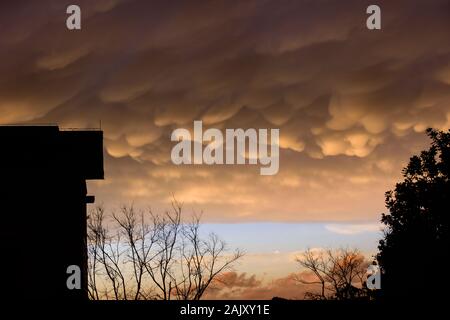 Guiyang, dans la province du Guizhou en Chine. 6 janvier, 2020. Les nuages Mammatus sont vus plus de Guiyang, province du Guizhou, au sud-ouest de la Chine, le 6 janvier 2020. Credit : Liu Xu/Xinhua/Alamy Live News Banque D'Images