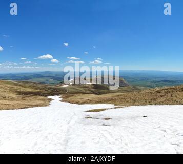 Magnifique panorama au sommet d'une montagne volcanique enneigé partiellement, au printemps Banque D'Images