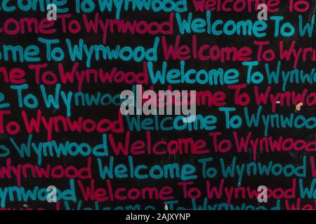 Exploration de la graffitis dans le quartier hipster Wynwood de Miami avec ses murs Wynwood (Miami, Floride, États-Unis) Banque D'Images