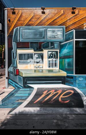 Exploration de la graffitis dans le quartier hipster Wynwood de Miami avec ses murs Wynwood (Miami, Floride, États-Unis) Banque D'Images