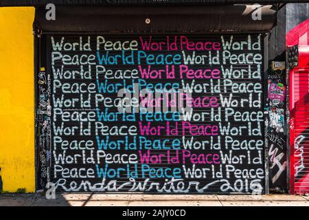 Exploration de la graffitis dans le quartier hipster Wynwood de Miami avec ses murs Wynwood (Miami, Floride, États-Unis) Banque D'Images