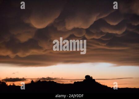 Guiyang, dans la province du Guizhou en Chine. 6 janvier, 2020. Les nuages Mammatus sont vus plus de Guiyang, province du Guizhou, au sud-ouest de la Chine, le 6 janvier 2020. Credit : Liu Xu/Xinhua/Alamy Live News Banque D'Images