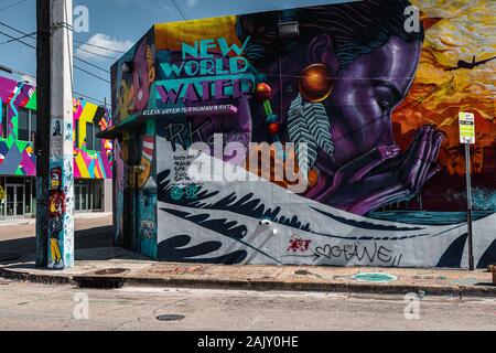 Exploration de la graffitis dans le quartier hipster Wynwood de Miami avec ses murs Wynwood (Miami, Floride, États-Unis) Banque D'Images