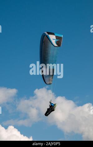 Bénéficiant d''un vol parapente solitaire sur la côte nord près de St Agnes, Cornwall sur un très brillant jour septembre. Banque D'Images