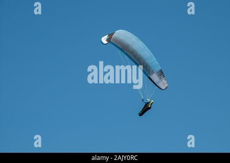 Bénéficiant d''un vol parapente solitaire sur la côte nord près de St Agnes, Cornwall sur un très brillant jour septembre. Banque D'Images