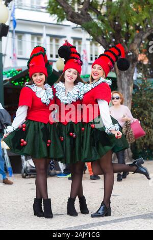 FUNCHAL, PORTUGAL - Décembre 2019 : Les participants au costume noël vinaigrette 'Mercado de Natal', un marché traditionnel de Noël dans la ville de Funchal Banque D'Images