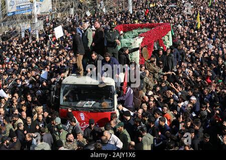 Téhéran, Iran. 08Th Jan, 2020. Des millions de personnes rendent hommage aux grands iraniens assassinés Geneneral Soleimani dans nous Airstrike. Le Pentagone a annoncé que la force Qods de l'Iran et l'Irak leader Qassem Soleimani commandant de milice Mahdi Abu al-Muhandis ont été tués le 03 janvier 2020 à la suite d'une attaque aérienne US à l'aéroport international de Bagdad. (Photo par Mazyar Asadi/Pacific Press) Credit : Pacific Press Agency/Alamy Live News Banque D'Images