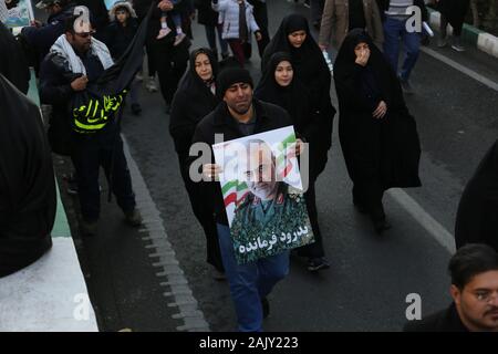Téhéran, Iran. 08Th Jan, 2020. Des millions de personnes rendent hommage aux grands iraniens assassinés Geneneral Soleimani dans nous Airstrike. Le Pentagone a annoncé que la force Qods de l'Iran et l'Irak leader Qassem Soleimani commandant de milice Mahdi Abu al-Muhandis ont été tués le 03 janvier 2020 à la suite d'une attaque aérienne US à l'aéroport international de Bagdad. (Photo par Mazyar Asadi/Pacific Press) Credit : Pacific Press Agency/Alamy Live News Banque D'Images