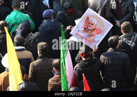 Téhéran, Iran. 08Th Jan, 2020. Des millions de personnes rendent hommage aux grands iraniens assassinés Geneneral Soleimani dans nous Airstrike. Le Pentagone a annoncé que la force Qods de l'Iran et l'Irak leader Qassem Soleimani commandant de milice Mahdi Abu al-Muhandis ont été tués le 03 janvier 2020 à la suite d'une attaque aérienne US à l'aéroport international de Bagdad. (Photo par Mazyar Asadi/Pacific Press) Credit : Pacific Press Agency/Alamy Live News Banque D'Images