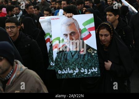 Téhéran, Iran. 08Th Jan, 2020. Des millions de personnes rendent hommage aux grands iraniens assassinés Geneneral Soleimani dans nous Airstrike. Le Pentagone a annoncé que la force Qods de l'Iran et l'Irak leader Qassem Soleimani commandant de milice Mahdi Abu al-Muhandis ont été tués le 03 janvier 2020 à la suite d'une attaque aérienne US à l'aéroport international de Bagdad. (Photo par Mazyar Asadi/Pacific Press) Credit : Pacific Press Agency/Alamy Live News Banque D'Images