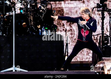 Soenderborg, au Danemark. Juin 11th, 2019. Le groupe de rock américain Bon Jovi effectue un concert live à Slagmarken dans Soenderborg. Chanteur et musicien ici Jon Bon Jovi est vu sur scène. (Photo crédit : Lasse Lagoni Gonzales - Photo). Banque D'Images