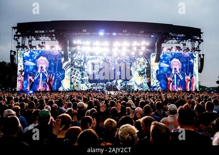 Soenderborg, au Danemark. Juin 11th, 2019. Le groupe de rock américain Bon Jovi effectue un concert live à Slagmarken dans Soenderborg. Chanteur et musicien ici Jon Bon Jovi est vu sur scène. (Photo crédit : Lasse Lagoni Gonzales - Photo). Banque D'Images