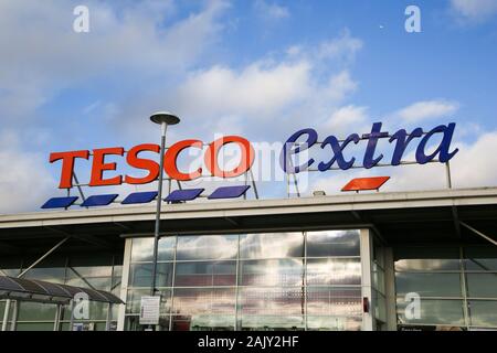 Logo de Tesco Extra au-dessus de son magasin dans le nord de Londres. Banque D'Images