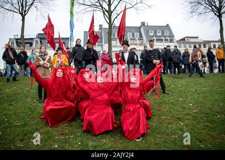 Brême, Allemagne. 08Th Jan, 2020. Les militants du mouvement de rébellion d'Extinction démontrer à côté du lieu de la glace de Brême parier. Credit : Sina Schuldt/dpa/Alamy Live News Banque D'Images