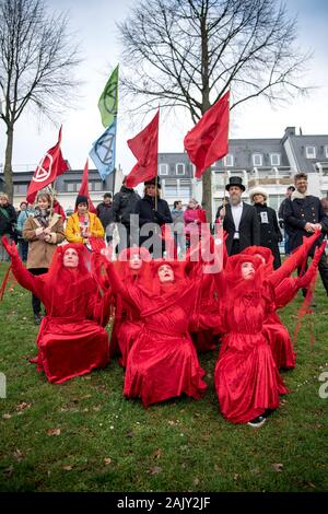 Brême, Allemagne. 08Th Jan, 2020. Les militants du mouvement de rébellion d'Extinction démontrer à côté du lieu de la glace de Brême parier. Credit : Sina Schuldt/dpa/Alamy Live News Banque D'Images