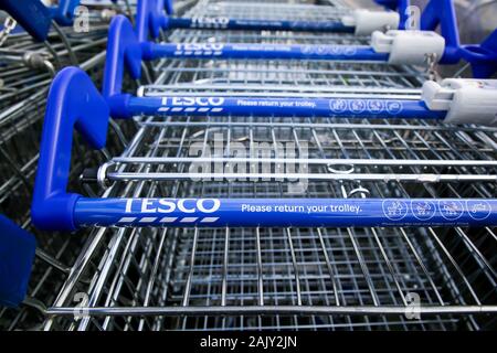 Une gamme de chariots de Tesco en dehors d'une succursale de Tesco magasin supplémentaire dans le nord de Londres. Banque D'Images