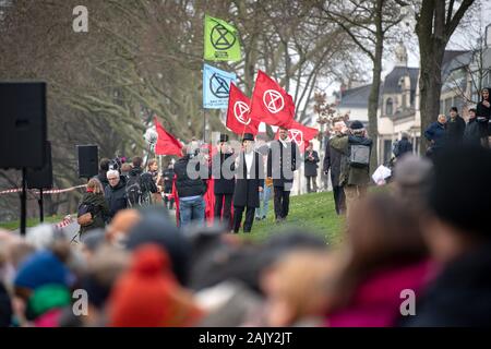 Brême, Allemagne. 08Th Jan, 2020. Les militants du mouvement de rébellion d'Extinction démontrer à côté du lieu de la glace de Brême parier. Credit : Sina Schuldt/dpa/Alamy Live News Banque D'Images