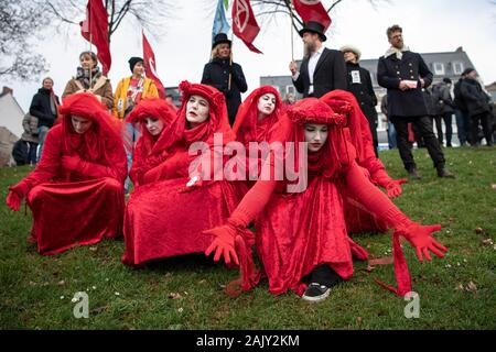 Brême, Allemagne. 08Th Jan, 2020. Les militants du mouvement de rébellion d'Extinction démontrer à côté du lieu de la glace de Brême parier. Credit : Sina Schuldt/dpa/Alamy Live News Banque D'Images